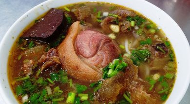 Tô bún bò giò heo nước lèo đỏ óng