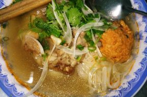 Tô bún bò Huế đỏ cam với giò heo và thịt bò