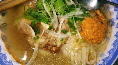 Tô bún bò Huế đỏ cam với giò heo và thịt bò
