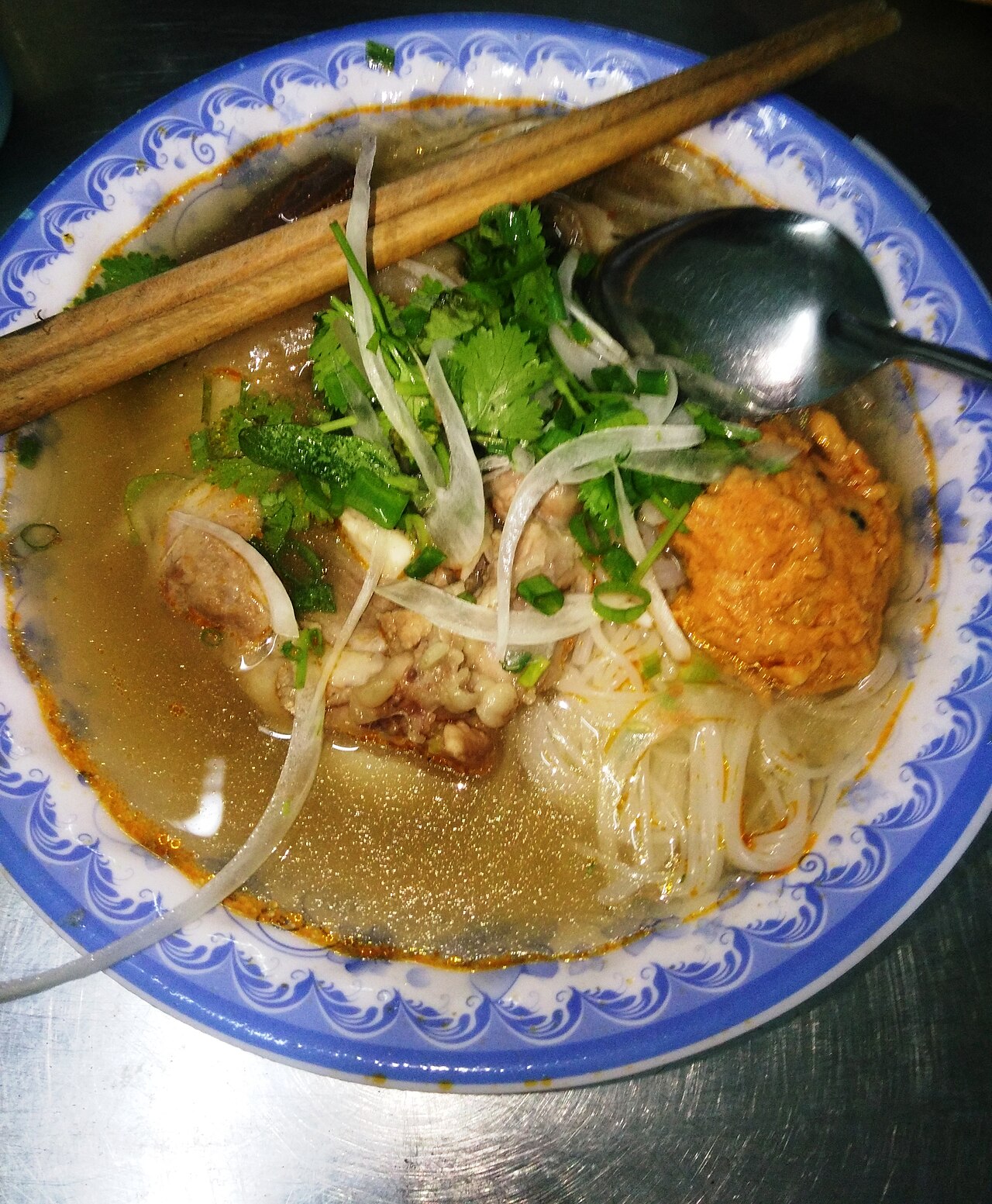 Tô bún bò Huế đỏ cam với giò heo và thịt bò