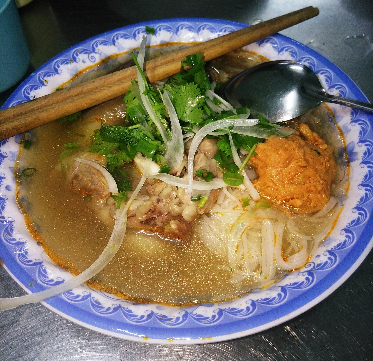 Bún bò Huế nước lèo thơm sả ăn kèm rau sống