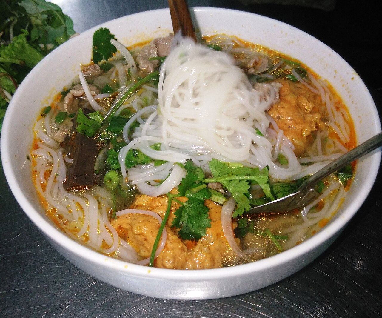 Tô bún bò Huế đầy đủ topping