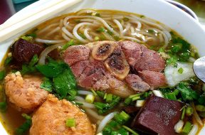 Tô bún bò Huế với giò heo và chả
