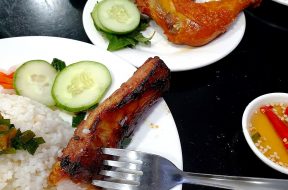 Đĩa cơm tấm sườn cọng nướng