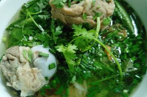 Tô hủ tiếu Nam Vang với giò heo