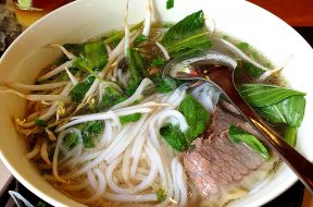 Tô phở bò tái nóng hổi với bánh phở và hành lá