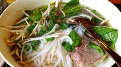 Tô phở bò tái nóng hổi với bánh phở và hành lá