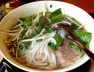 Tô phở bò tái nóng hổi với bánh phở và hành lá