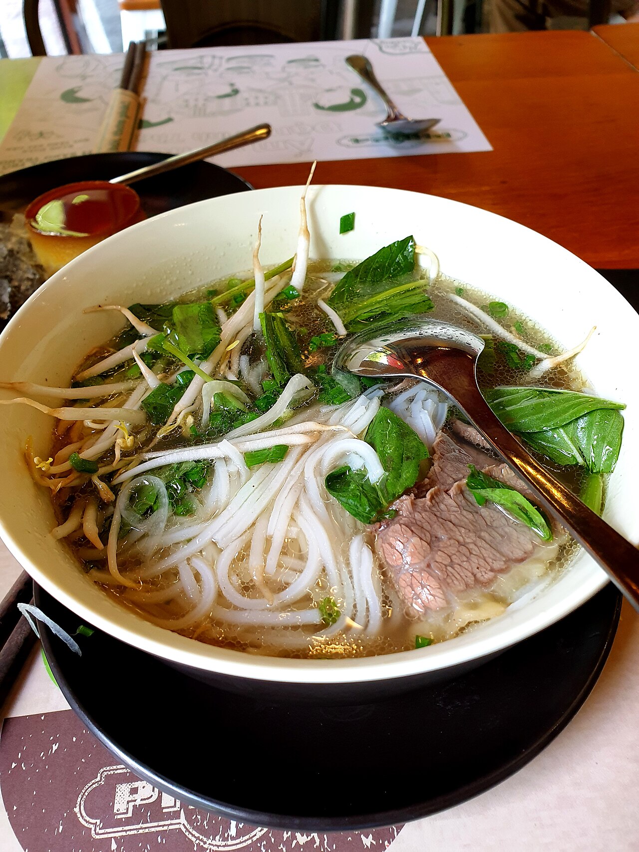 Tô phở bò tái nóng hổi với bánh phở và hành lá