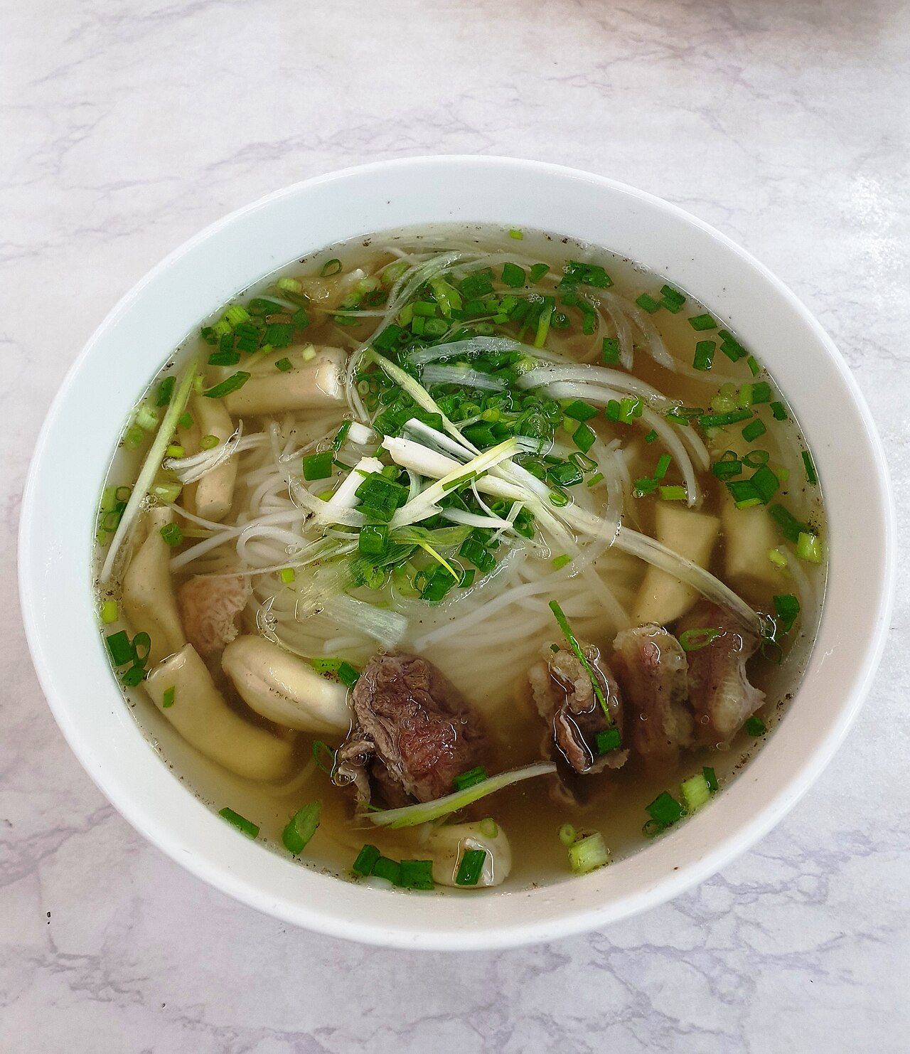 Tô phở lòng bò và thịt bò đầy đặn